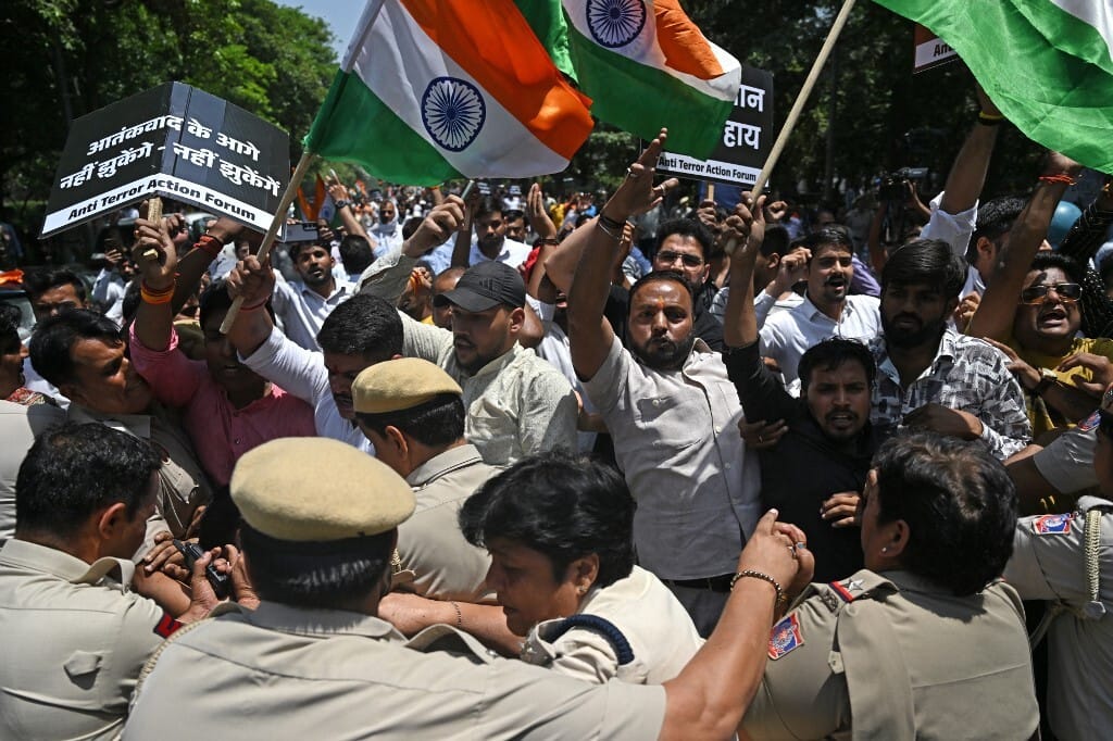 Feszültség a két atomhatalom között: India kiutasítja az összes pakisztáni állampolgárt