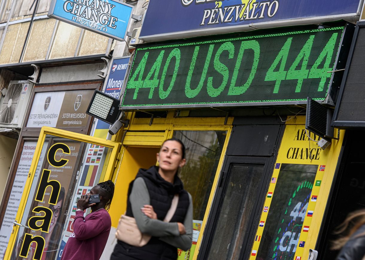Két lépcsőfok le, egy fel – egyre gyengül a forint az ünnepi hétvége előtt