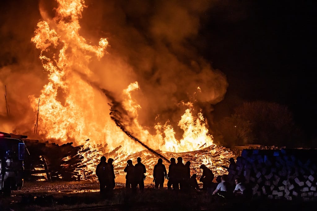 Két tűzoltó égési sérülést szenvedett az éjszakai rákosrendezői tűz oltásakor 