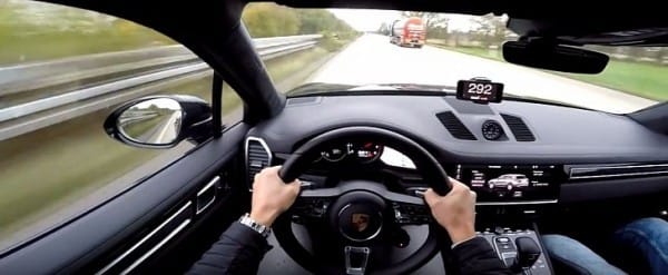 Több mint 2000 kiló a Porsche Cayenne Turbo, de ha kell, 300-zal megy – videó
