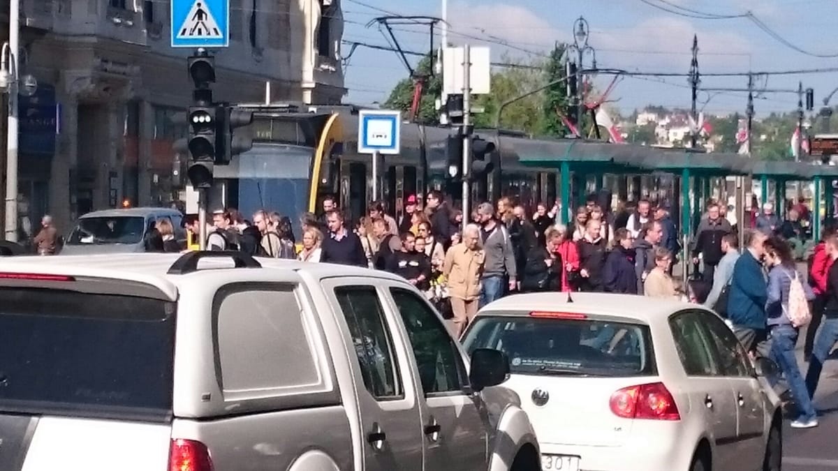 Fotók: Nagy tömeg a megállókban, nem járt a 4-es, 6-os villamos