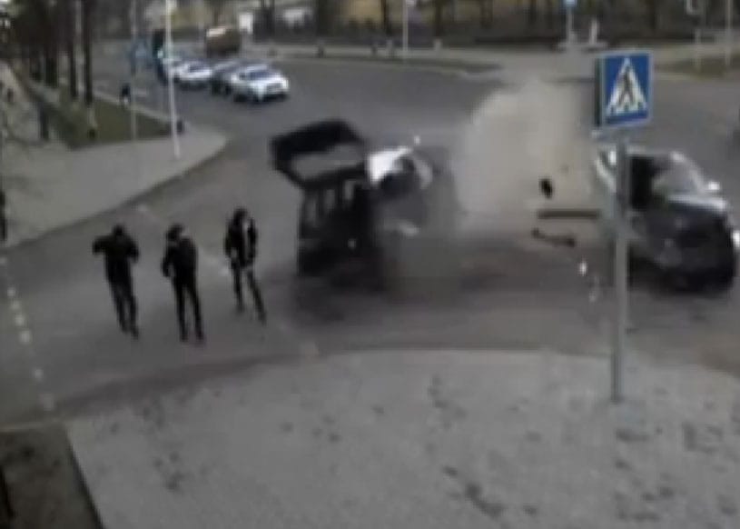 Durva ütközés, szerencsés gyalogosok - videó