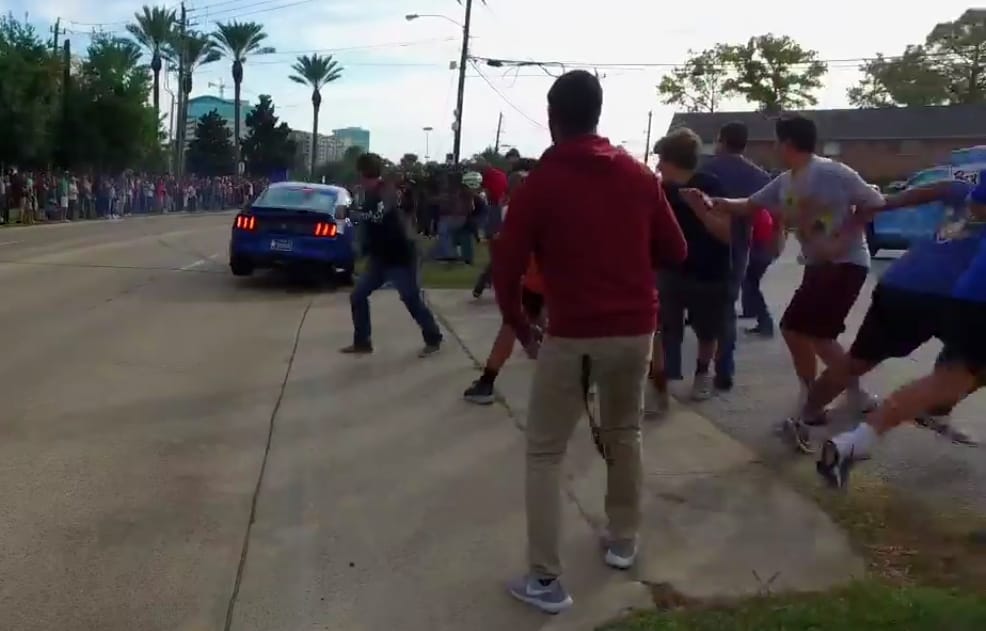 Menőzni akart a Mustang sofőrje, csúnya égés lett belőle - videó