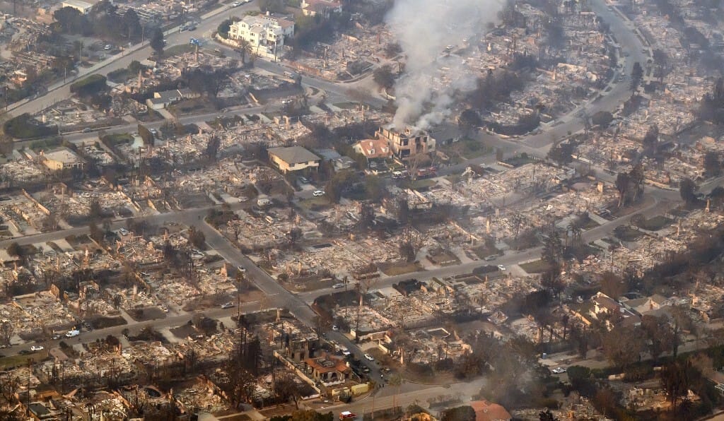 A Los Angeles-i gazdagok magántűzoltókkal védik az ingatlanjaikat