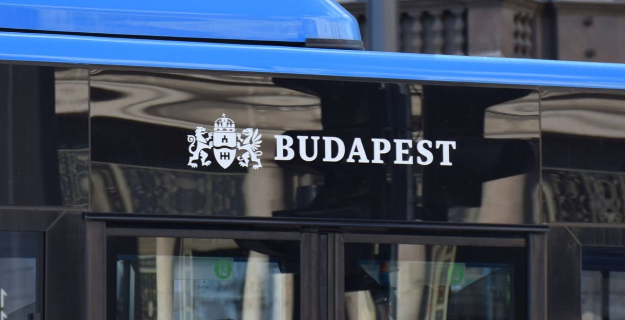 Tényleg bénán fest Budapest új logója a buszokon?