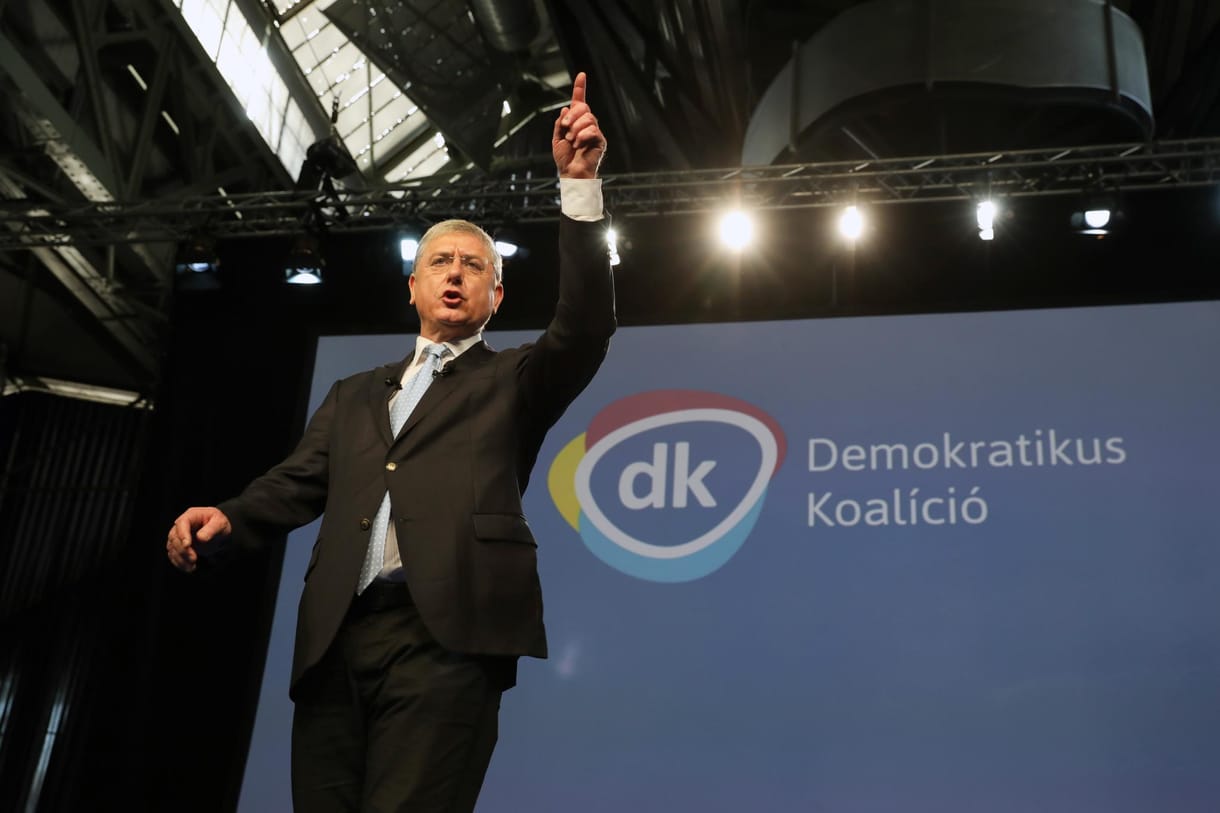 Horogkeresztet festettek a DK érdi irodájának kirakatára