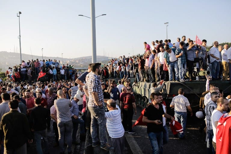 Elbukott a katonai puccskísérlet Törökországban, Erdoganék rettenetes megtorlásra készülnek - ÉLŐ