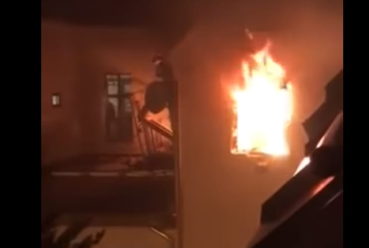 Így lángolt a Pécs belvárosában felrobbant lakás - videó