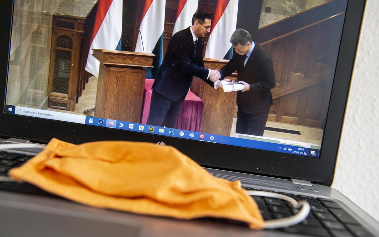 Több százmilliárdos játszótere lesz Orbánéknak az álcázott járványalapokkal