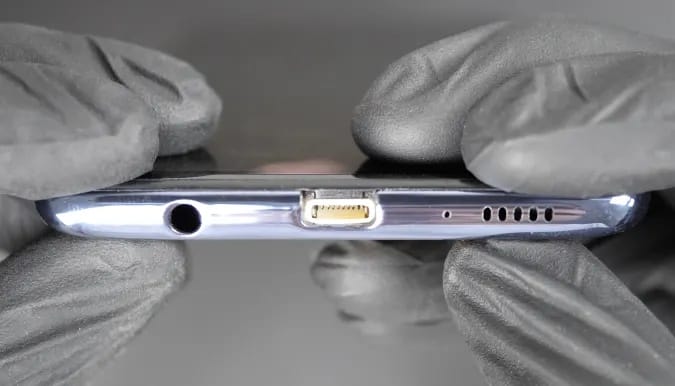 Elkészült a világ első androidos telefonja, ami Lightning-csatlakozót kapott