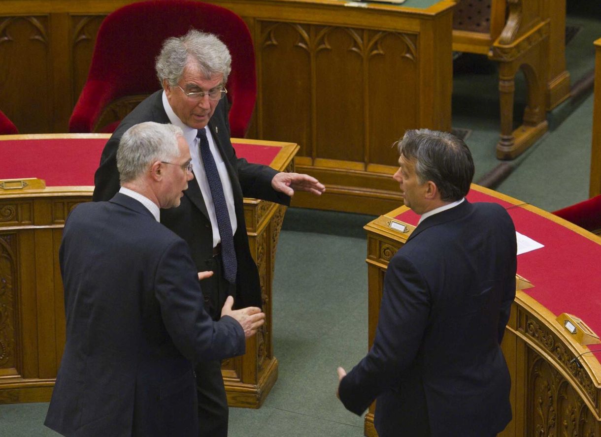 Orbán figyelmetlensége miatt csúszik a kormányátalakítás