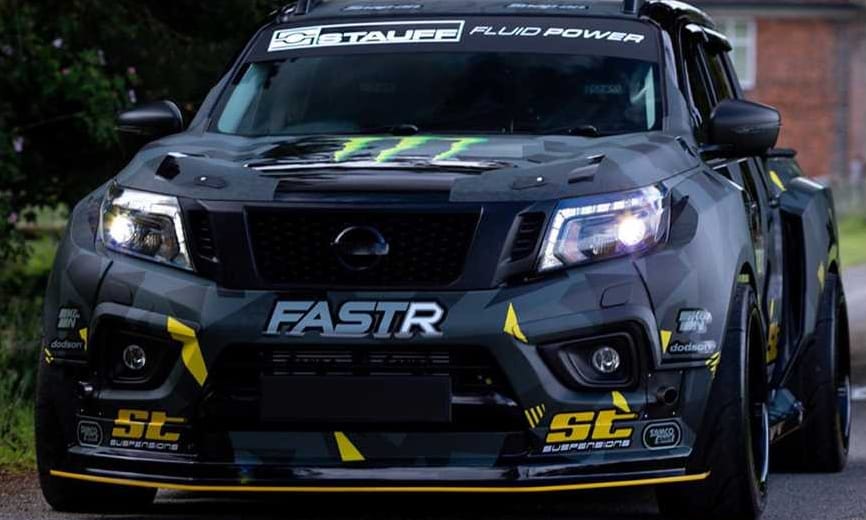 Ez nem egy melós, hanem egy 1000 lóerős új Nissan Navara