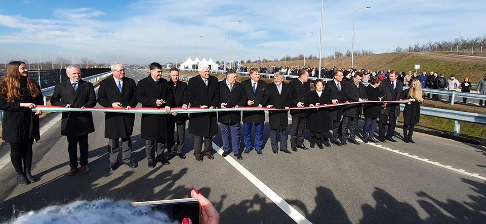 Átadásőrület: ennyi politikus még nem vágta ünnepélyesen a nemzeti szalagot