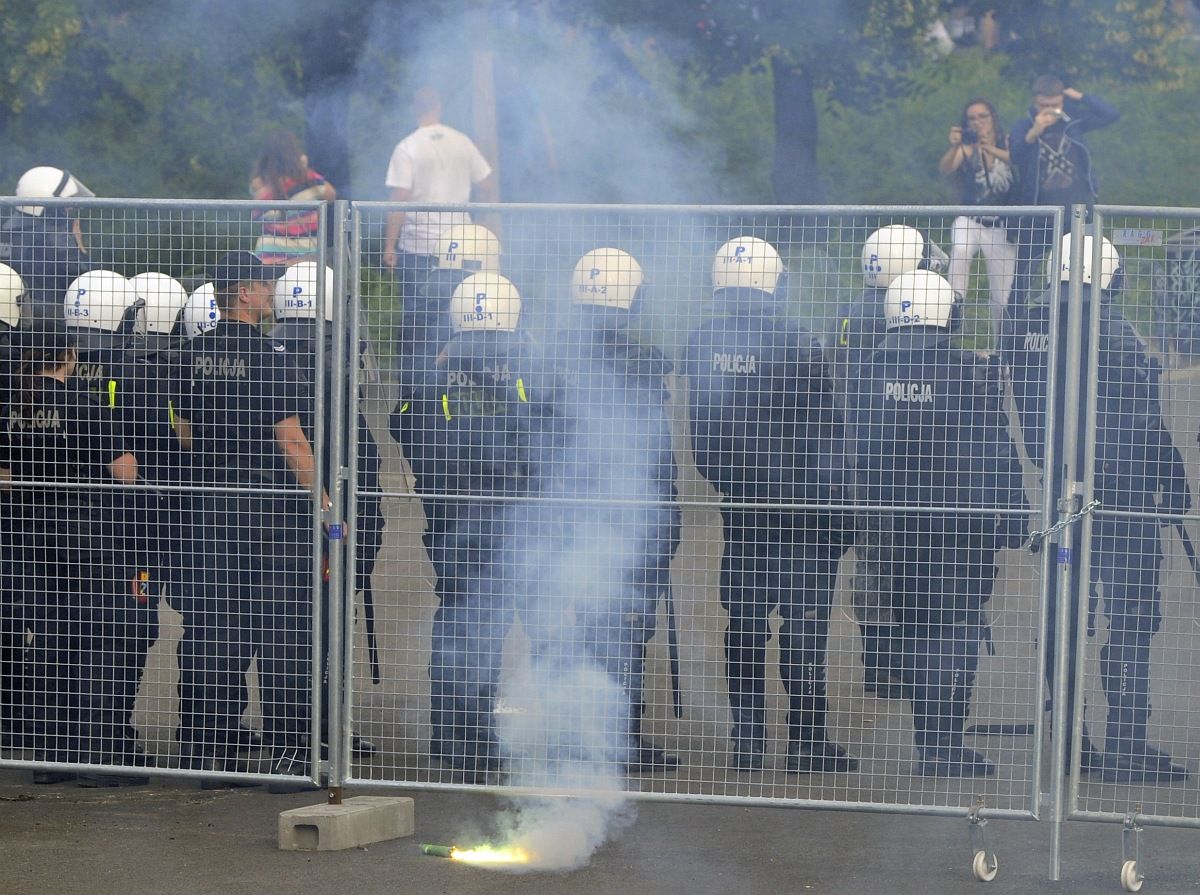 Tömegverekedés tört ki a lengyel és orosz szurkolók között