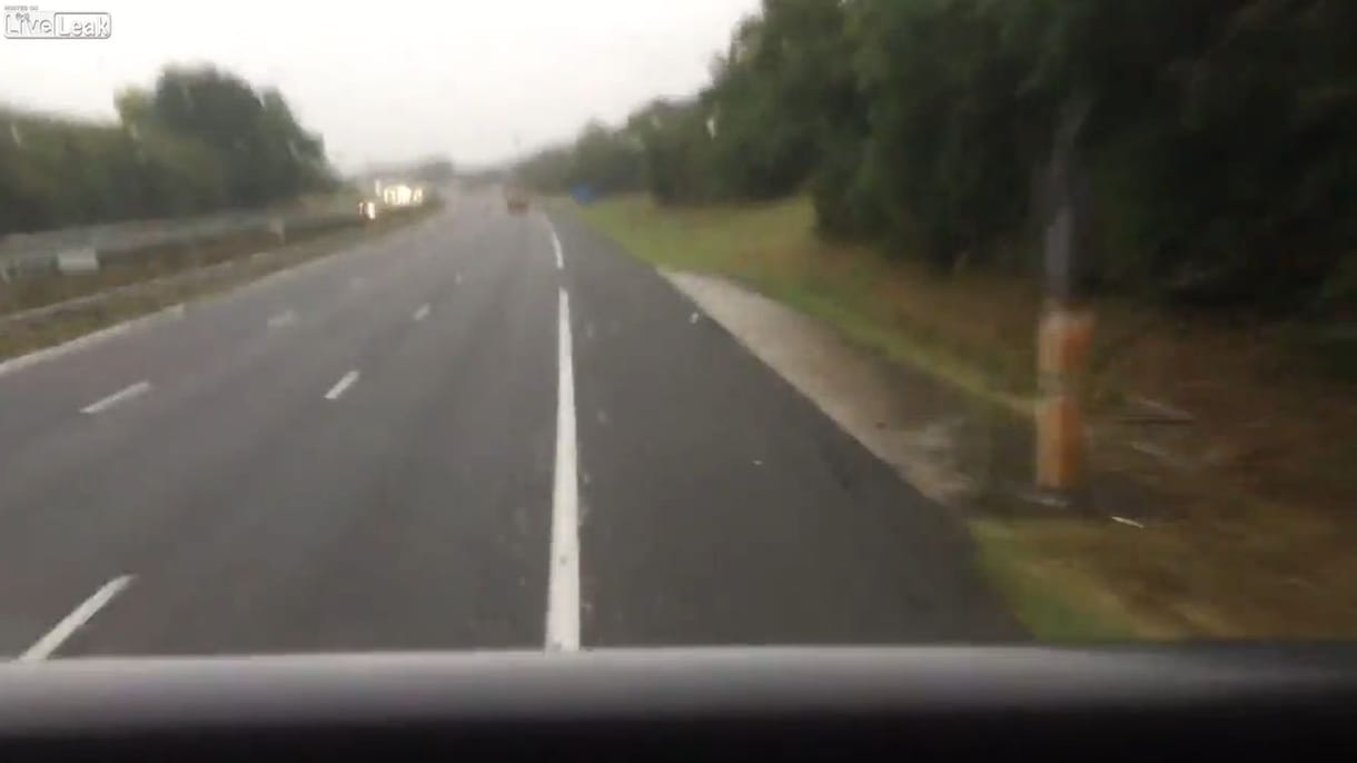 Videó: Ez történik, amikor vezetés közben elalszik a buszsofőr
