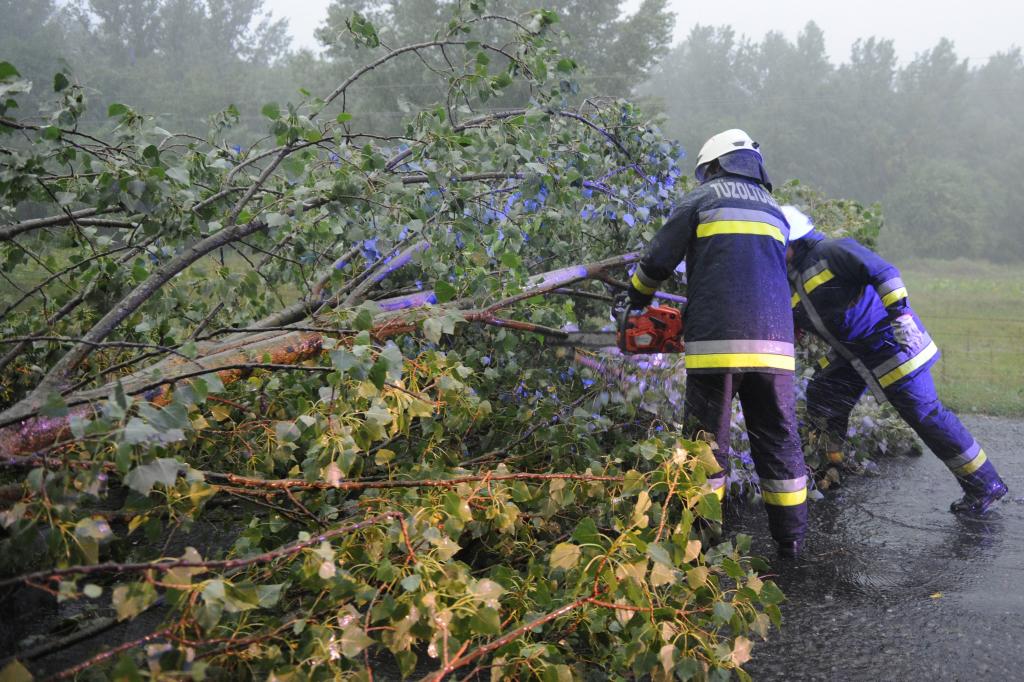 Vihar: eddig 160 helyre riasztották a tűzoltókat