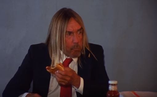 Iggy Pop megismételte Andy Warhol ikonikus hamburgerevését