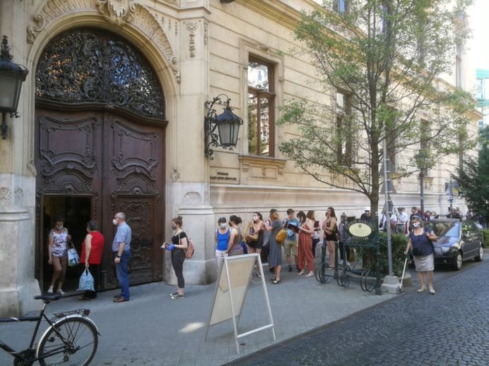 Mintha cukrot osztanának, olyan sokan álltak sorba a nyitás napján a könyvtár előtt
