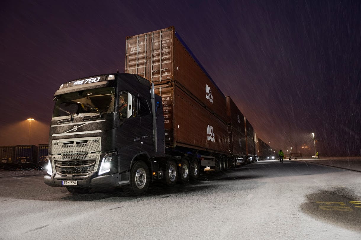 Mint egy erősember-verseny, csak fordítva, itt a Volvo kamionja erőlködött – videó