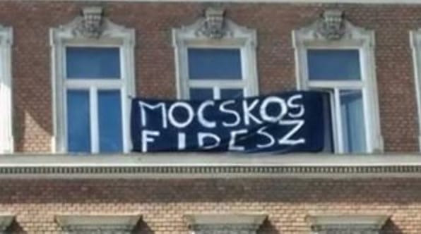 Fotó: A pesti házak új díszei lehetnek a kormányellenes transzparensek