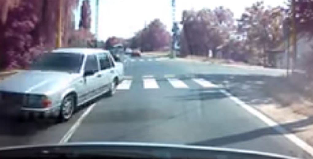 Így lesz majdnem sokszereplős baleset egy sima gyalogátkelésből - videó
