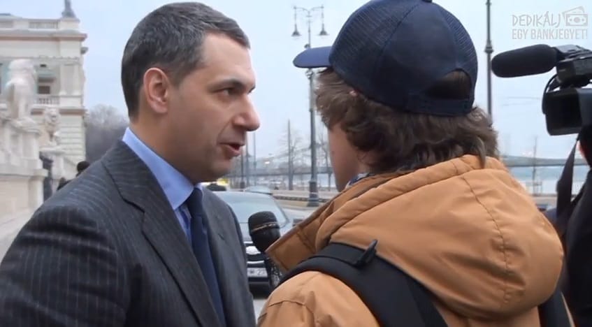 Lázártól, Semjéntől pénzt kértek Orbán évértékelőjén – videó