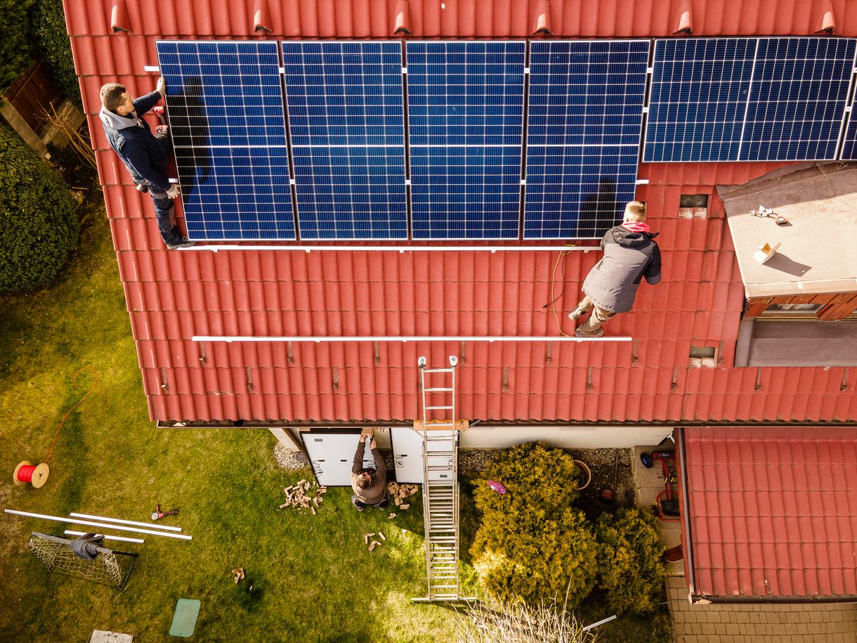 Mint akinek a fogát húzzák, de az uniós eurómilliárdokért igent mond a kormány a megújuló energiára