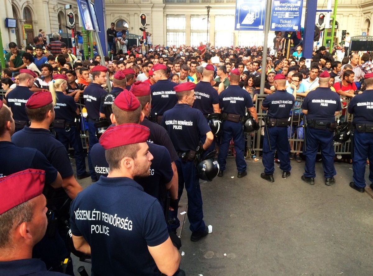 Kiszorítják a menekülteket a Keleti pályaudvar nemzetközi jegypénztára elől