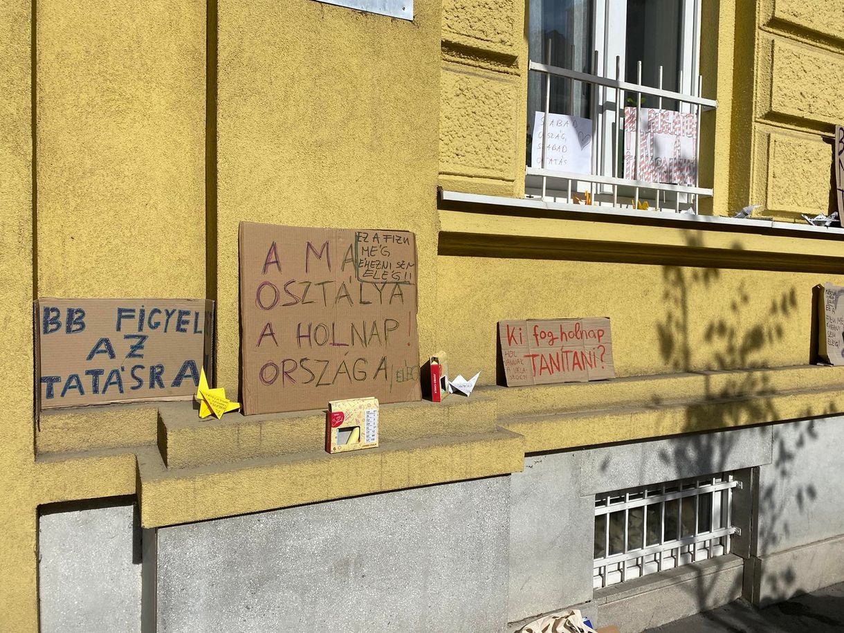 Tömegével küldik ki a figyelmeztetéseket a tankerületek a tanároknak – élőlánc lesz a Szent László Gimnáziumnál