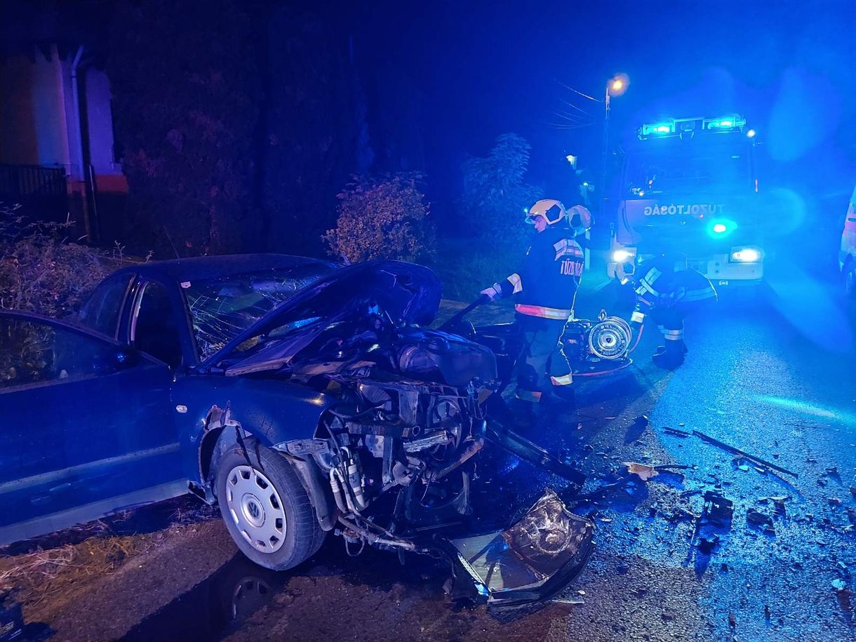 Busz ütközött autóval Galgahévíznél, az autóroncsból feszítővágóval kellett kimenteni a sofőrt