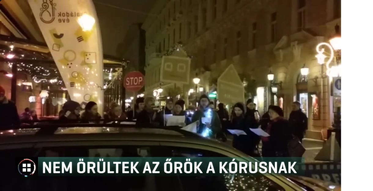 Nem tetszett a biztonsági őröknek, hogy a hajléktalanokról énekel egy kórus