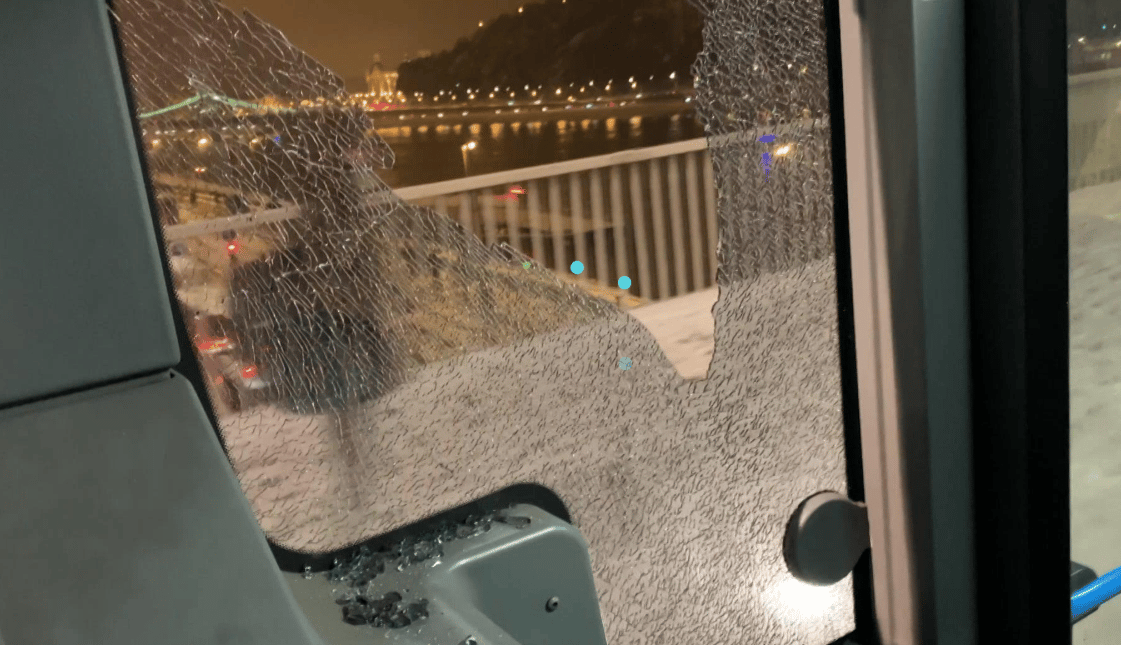 Kitört üveggel is tovább hajtott a budapesti busz, az utasok levideózták