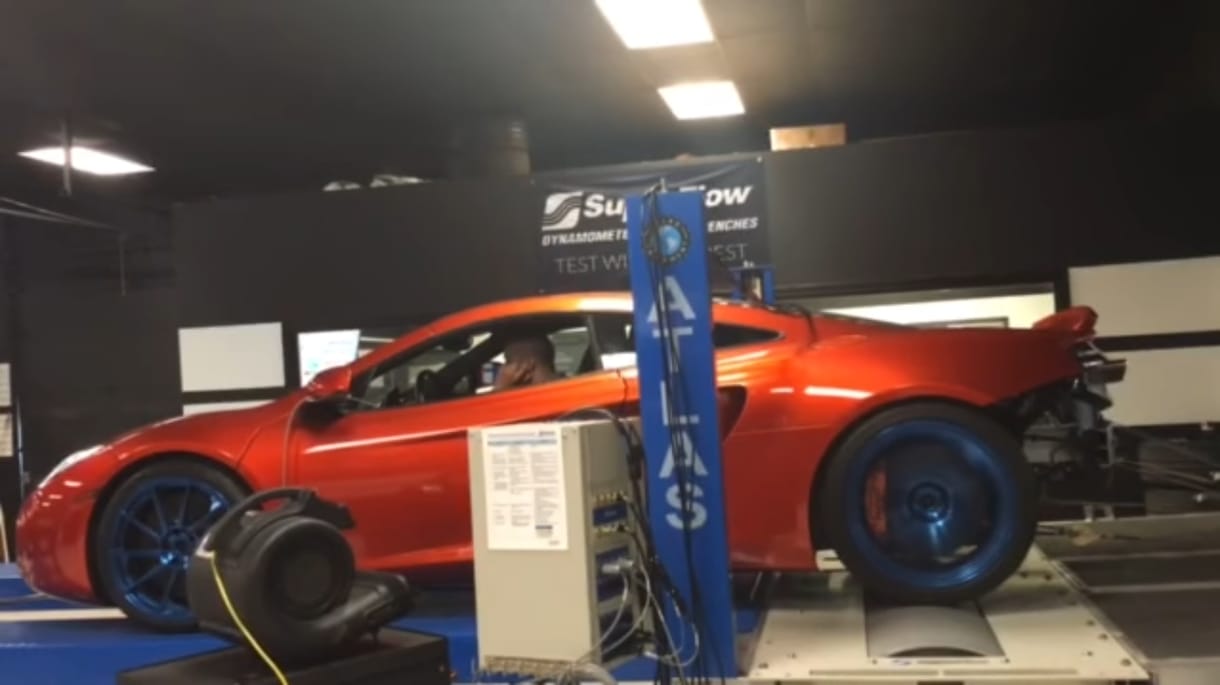 Szinte széttépi a fékpadot az 1200 lóerős McLaren – videó