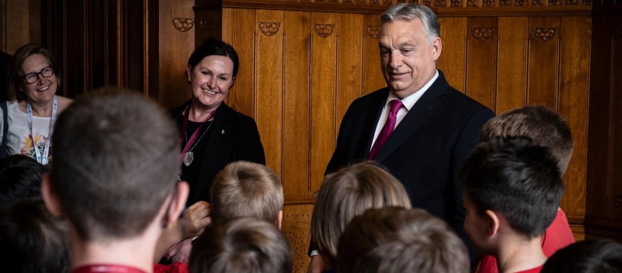 Orbán kis focistákat fogadott, és mészároslőrinci intelmekkel látta el a gyerekeket 