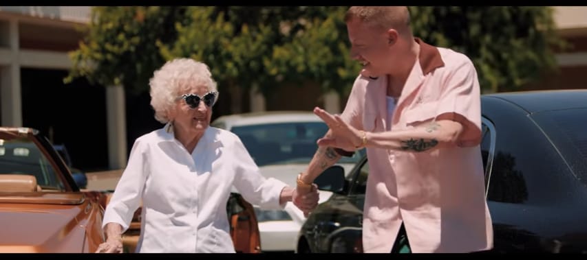 Macklemore csodás szülinapot rendezett 100 éves nagyijának – videó