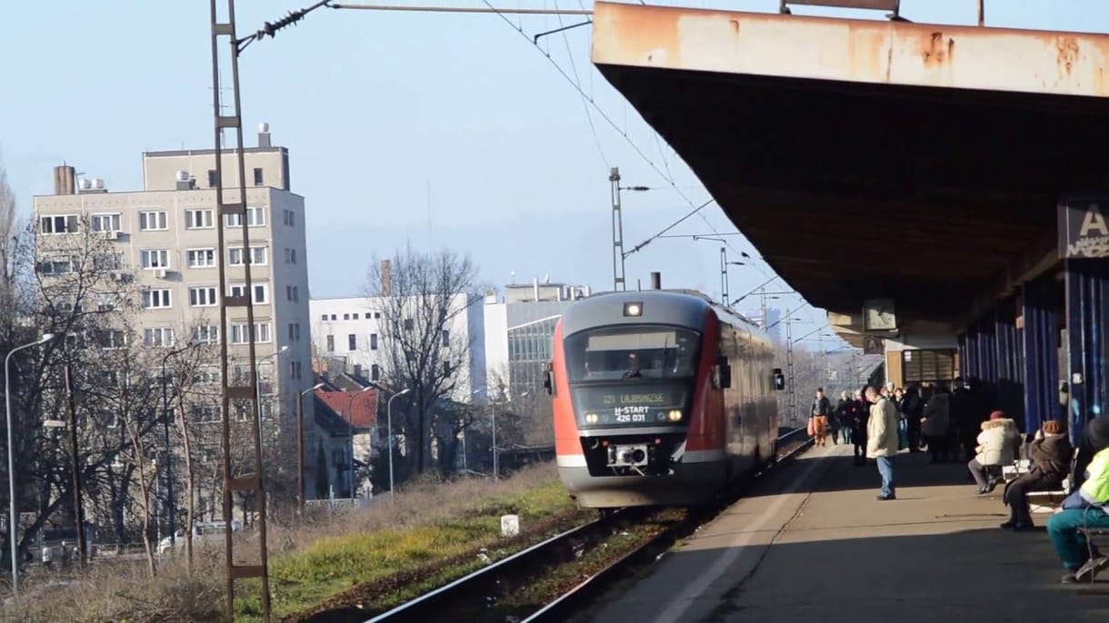 Válságos állapotban van a tehervonat alá esett lány