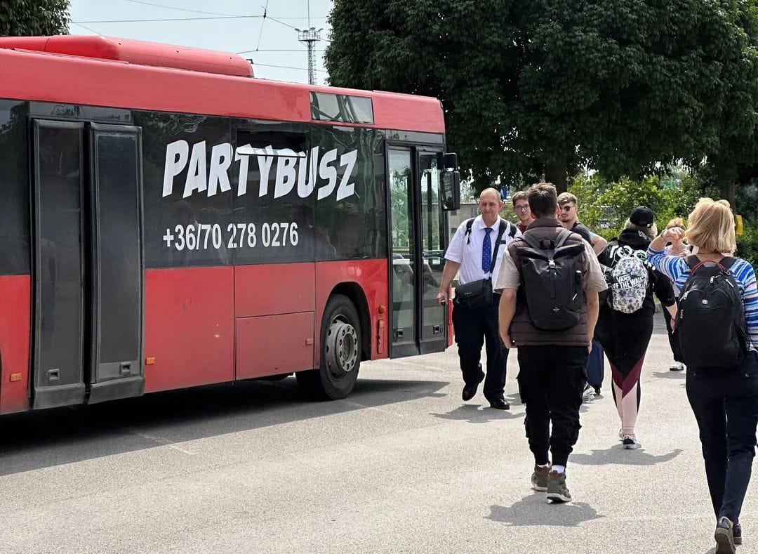Partybuszt küldött a Volán vonatpótlónak, a MÁV nem örül