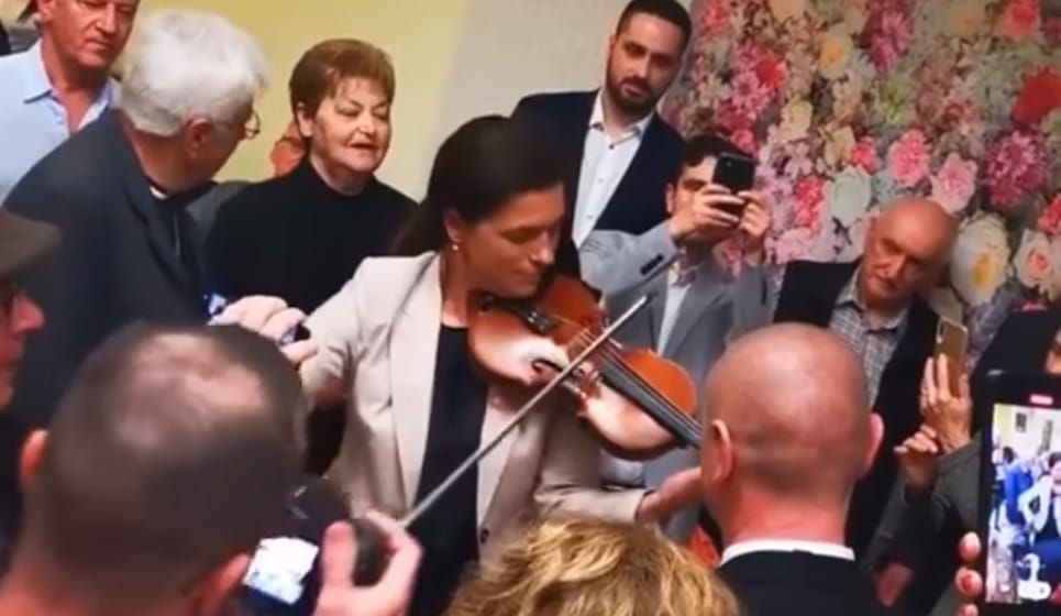 Videó: Varga Judit elhúzta a Kicsiny falum, ott születtem én című nótát a rajongóinak