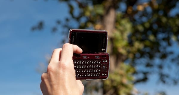 Az amerikaiak fele kémkedik mobiltelefonnal