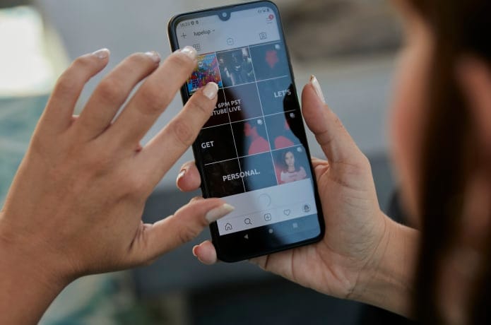 Itt a Földbarát telefon, újrahasznosított anyagokból van, a tokja lebomlik