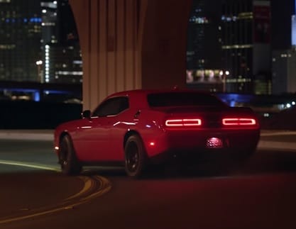 Így garázdálkodnak a Dodge ragadozói Miami éjszakai utcáin – videó