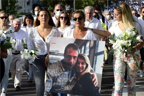 Meghalt a francia buszsofőr, akit agyhalottra vert egy társaság