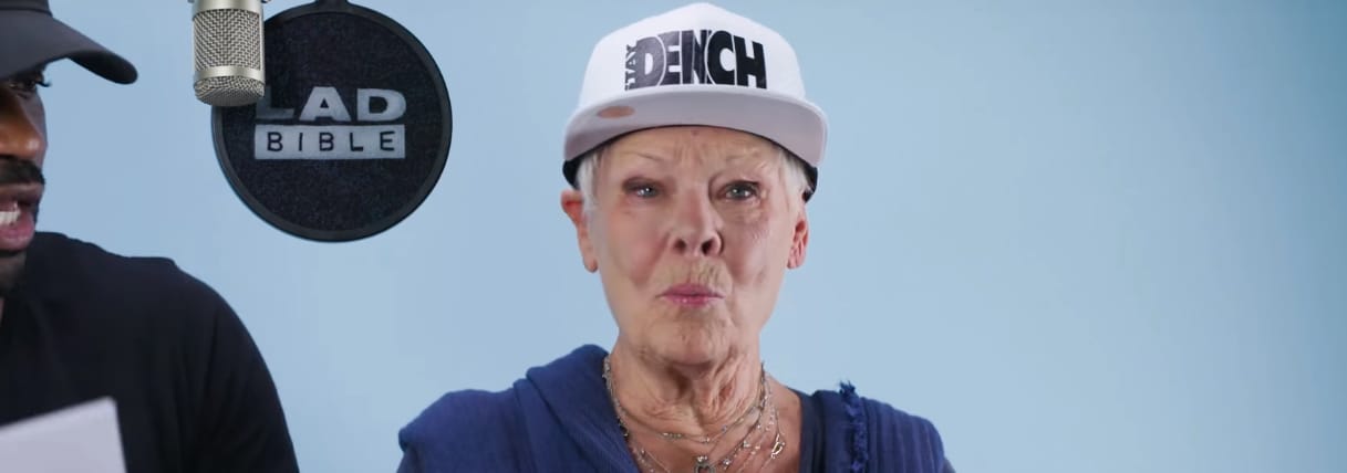 Judi Dench kirobbanó formában rappel mostanság - videó