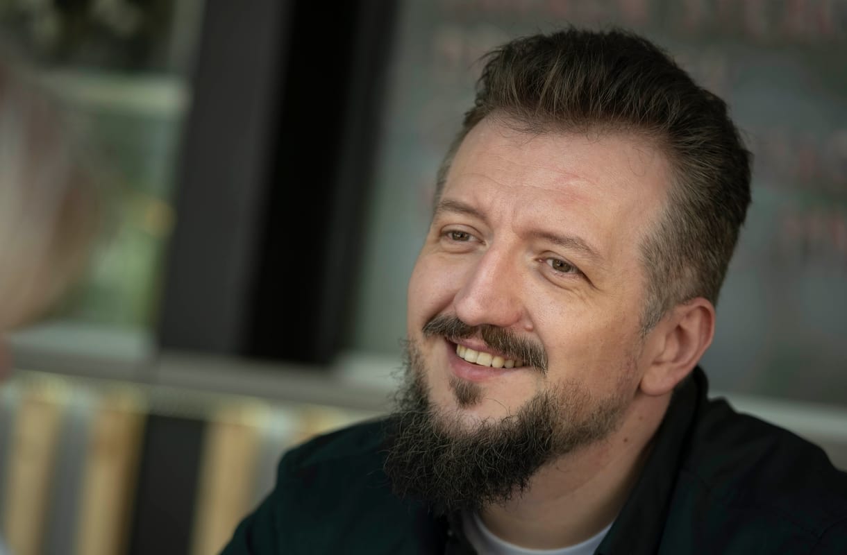 „Ráröhögtem a fejükre a mai disznófejű nagyuraknak” – díjat nyert Székely Csaba