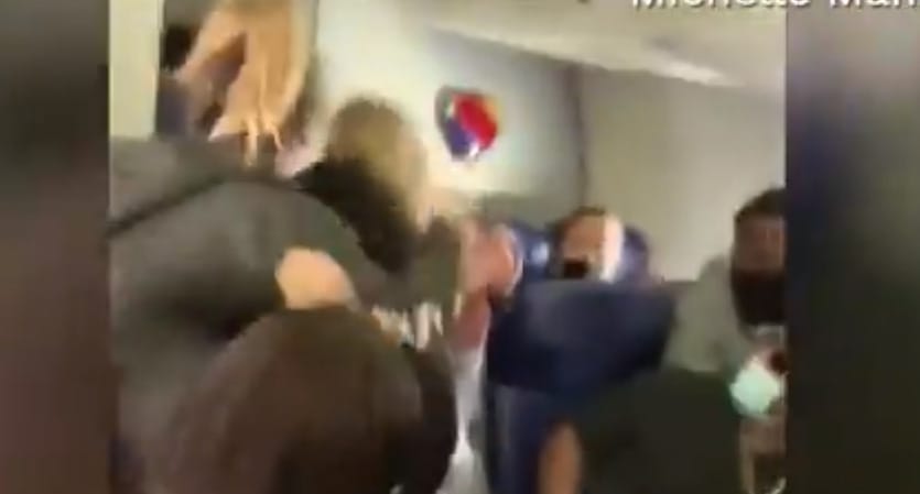 Verekedés volt egy amerikai repülőgépen, az utaskísérő két foga bánta