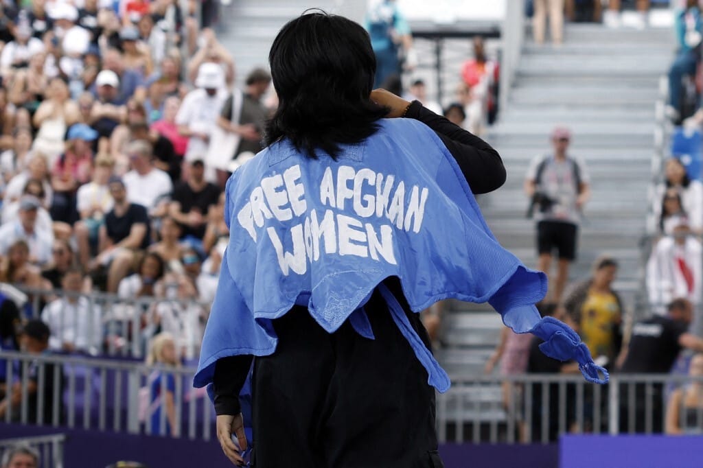 Kizártak egy menekültként induló afgán breaktáncos az olimpiáról politikai állásfoglalás miatt