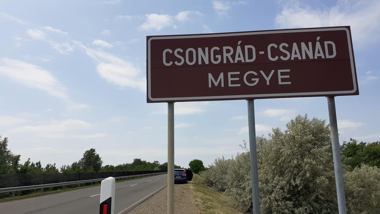 Így néz ki, amikor a kormány uniós pénzből oszt ételt a szegényeknek: dupla áron vásárolt termékek, furcsa kedvezményezettek