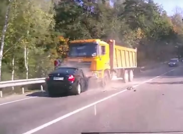 Frontális karambol, a legrosszabb fajtából: autó kontra teherautó - videó