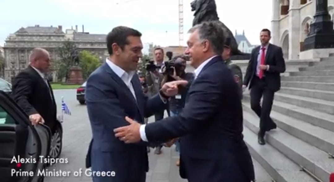 Orbán nyakkendő-ügyben hozzásimult Cipraszhoz – videó