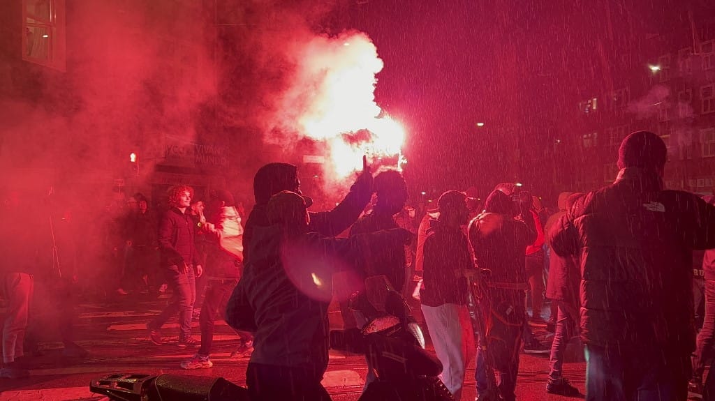 Emberekre dobáltak petárdákat a marokkói győzelmet ünneplők Hollandiában
